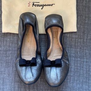 Like New Authentic Salvatore Ferragamo Graphite and Black Leather Ballet Flats!